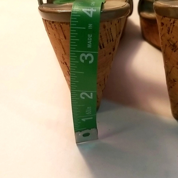 Bandolino Tan and Black Wedges - Picture 6 of 7